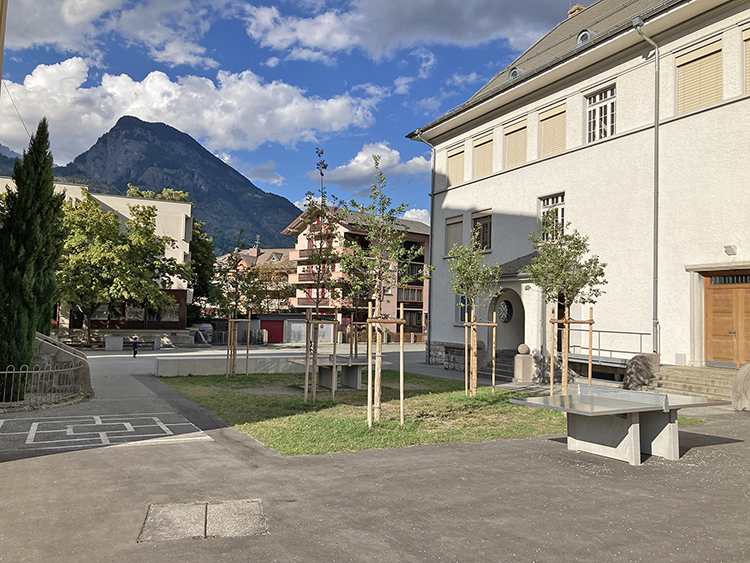 Fertigstellung Aufwertung Pausenplatz Schulhaus Hellmatten in Brig